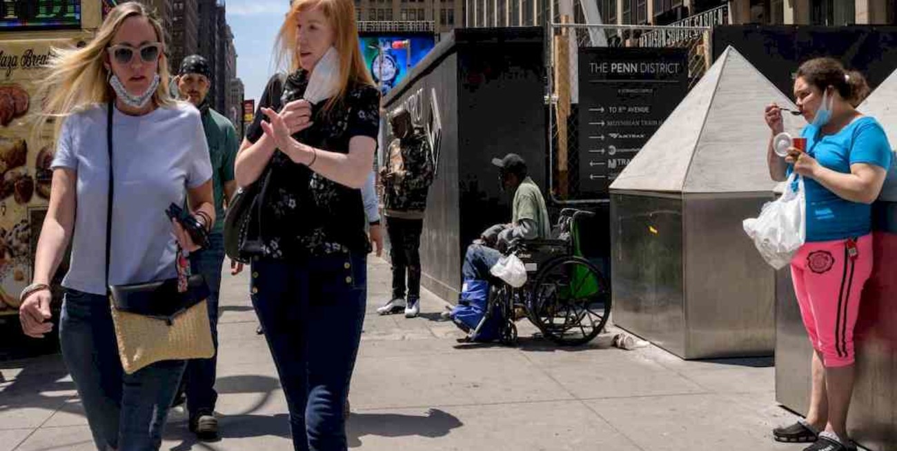 Nueva York levanta la obligación del uso de tapabocas en espacios cerrados