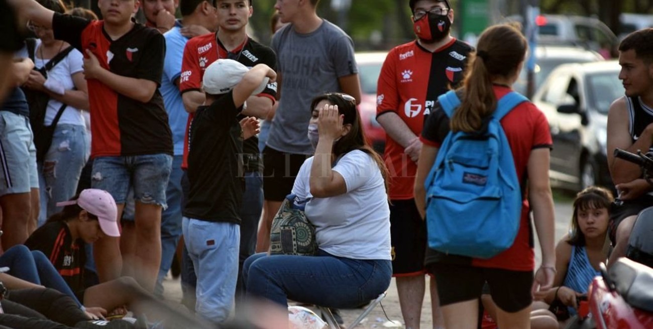 Hinchas de Colón pasaron la noche en la sede para asociarse y poder ver al campeón