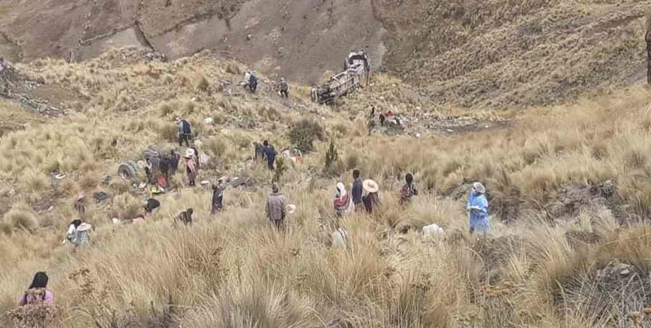 Al menos 23 muertos por la caída de un autobús a un precipicio en Bolivia