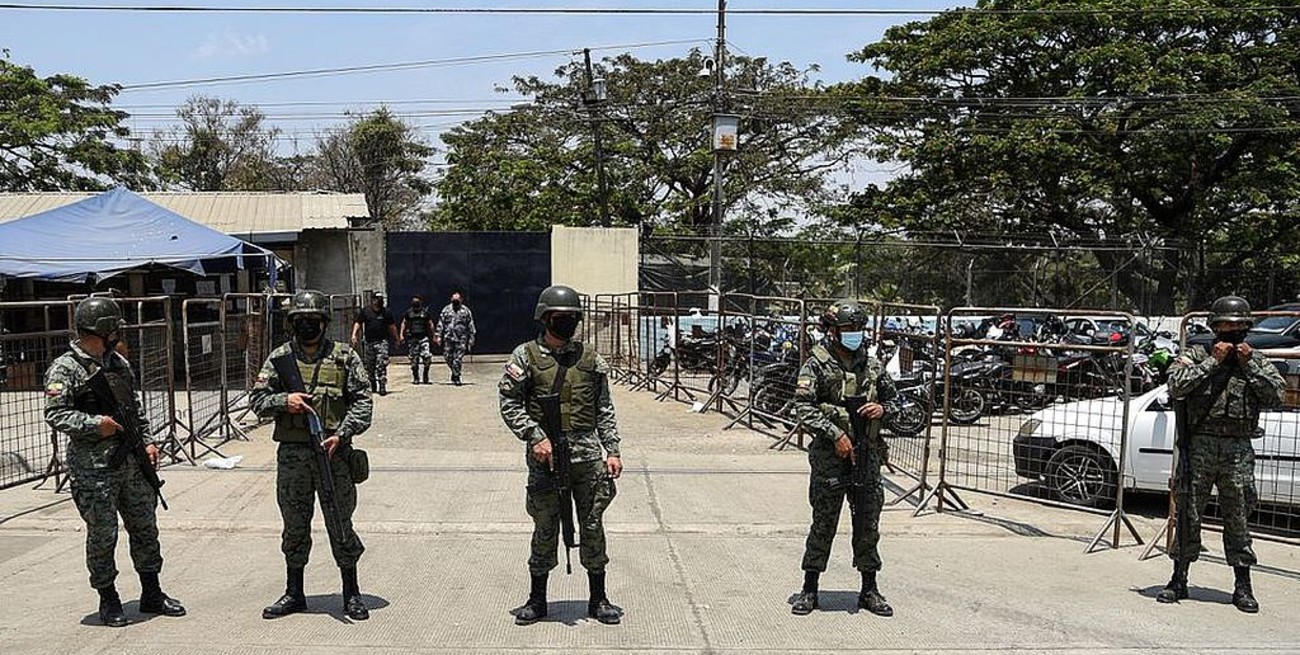 Ecuador indultará a miles de personas después del peor motín carcelario de la historia