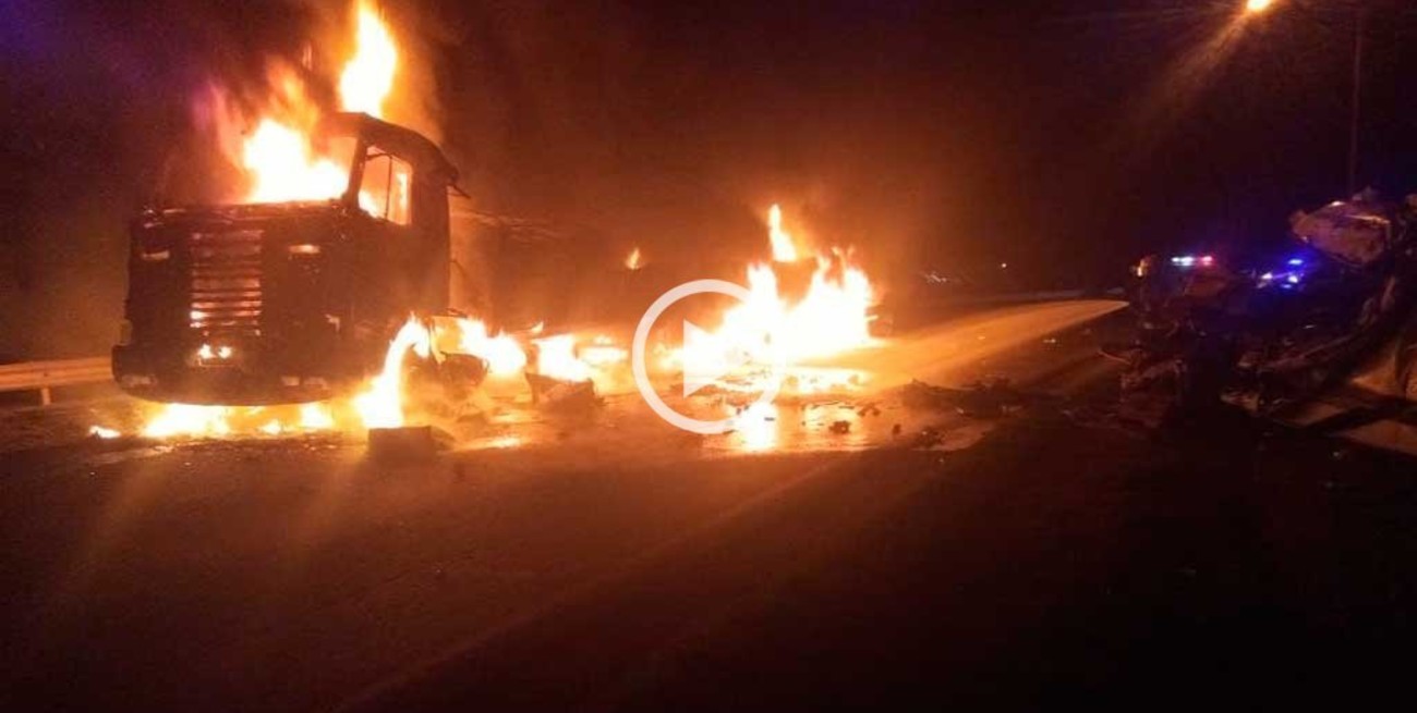 Video: impactante choque de frente en la Ruta 11 dejó un lesionado grave y un camión incendiado