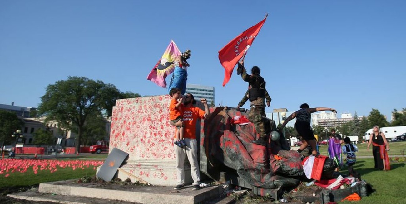 Derribaron estatuas de las reinas Victoria e Isabel en Winnipeg