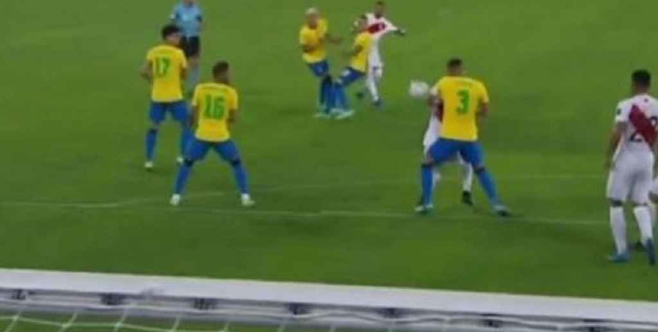 Para el VAR, la mano de Thiago Silva fue "en posición natural" 