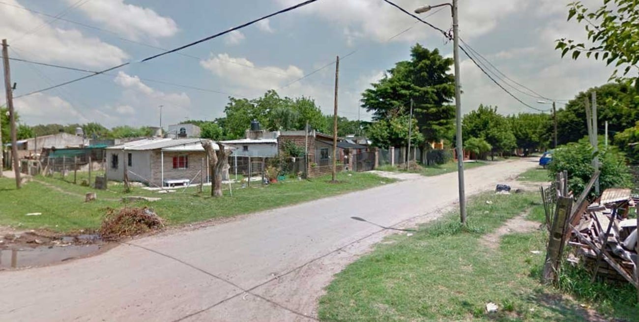 La rociaron con aguarrás y la prendieron fuego: está grave