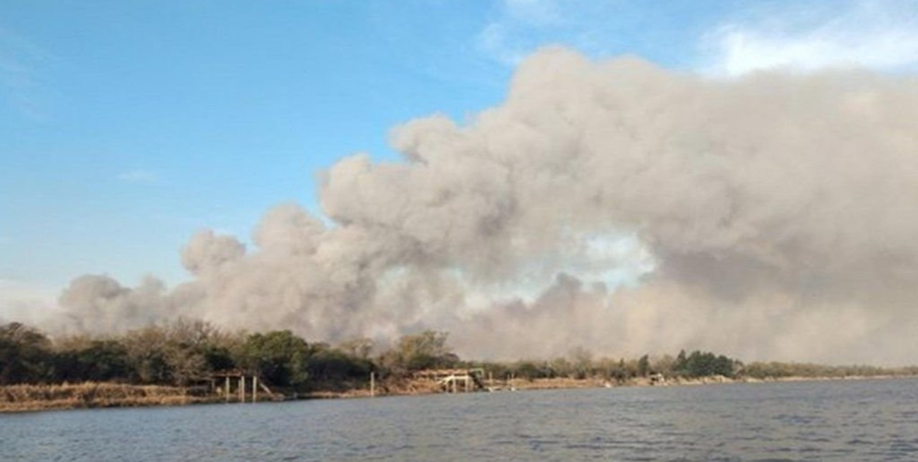 Nuevas quemas frente a Rosario: lanzaron operativo conjunto y se amplió la denuncia penal