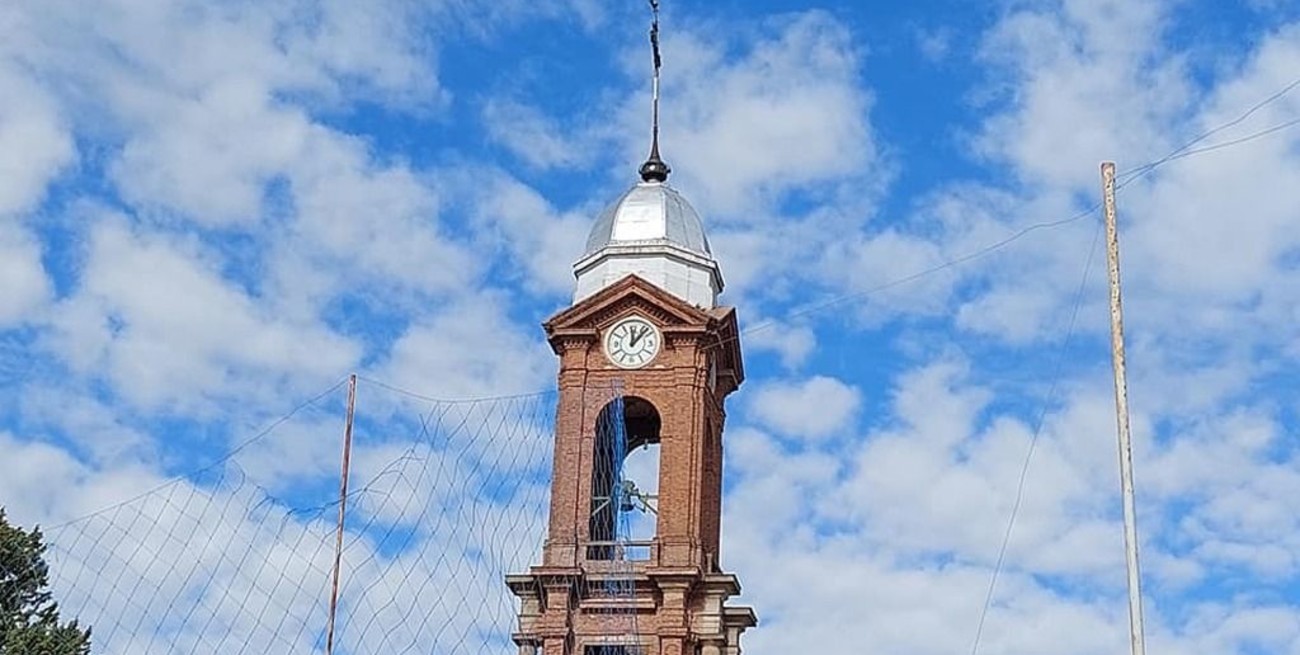 Alarma a El Trébol por la inclinación de la cruz de 9 metros sobre la cúpula de la parroquia