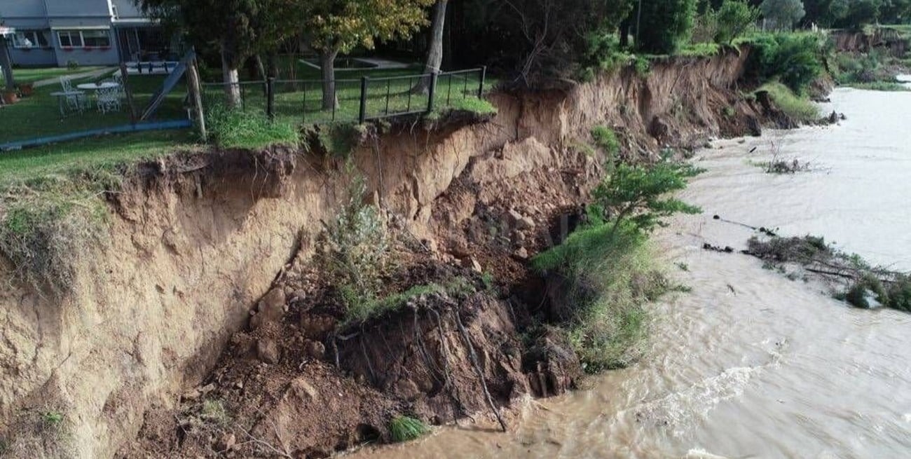 La erosión de la costa produce un impacto peligroso sobre la barranca de Sauce Viejo 
