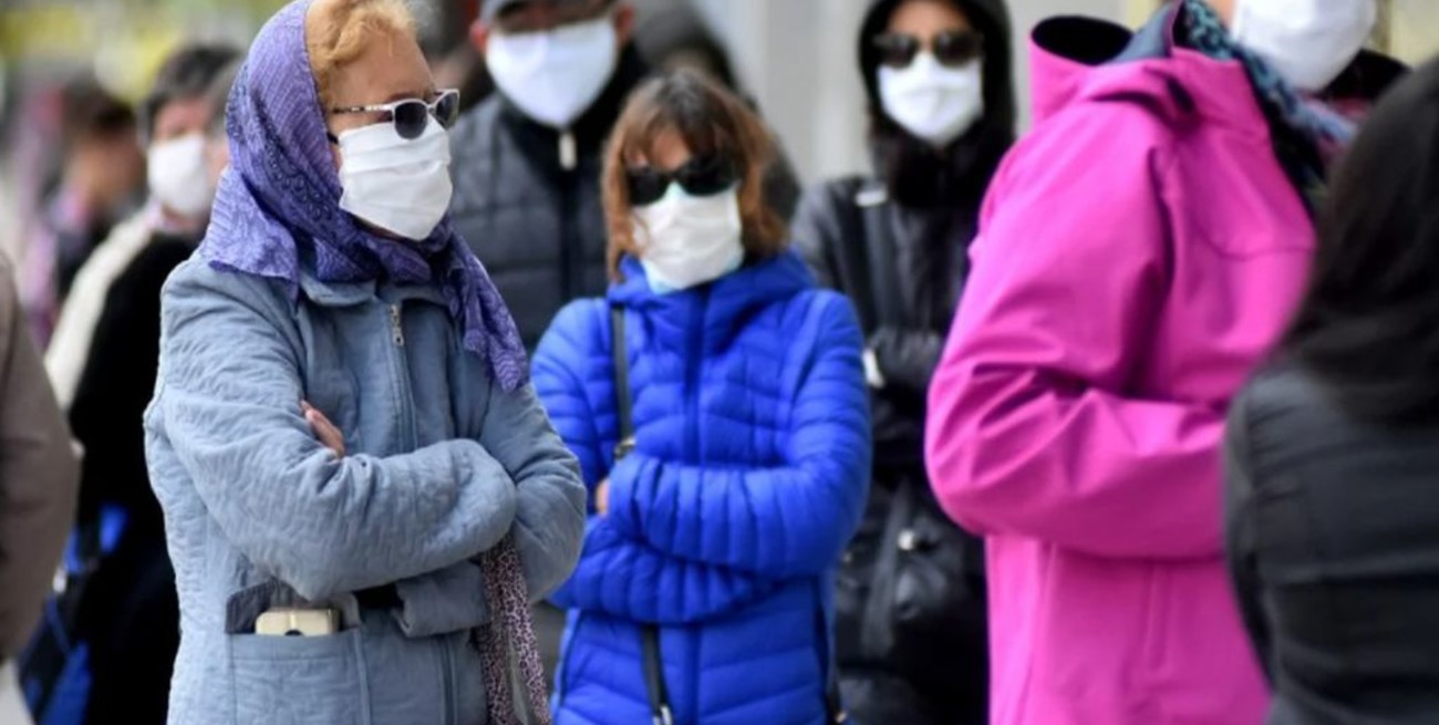 Recomiendan no hablar ni comer en el transporte público o durante la espera en colas