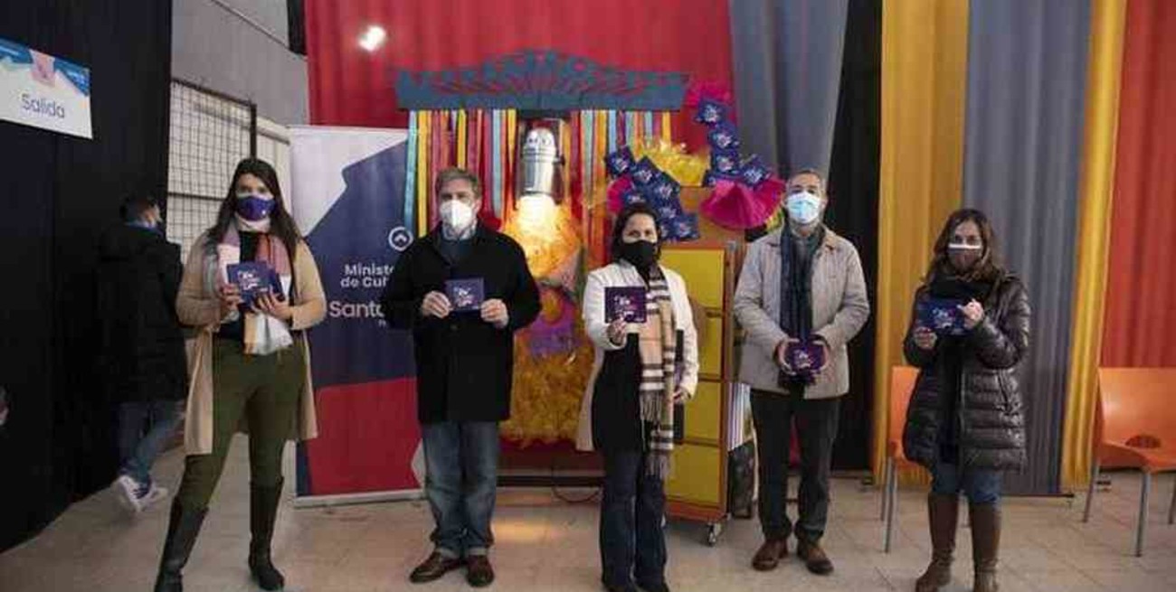 Mudallel entregó obsequios por los 10 años de la esquina encendida