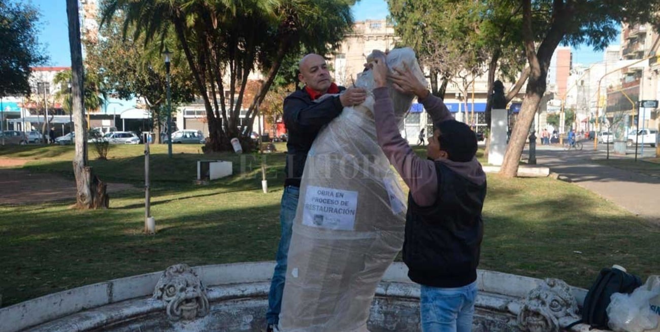 Restauran las esculturas de la Plaza España