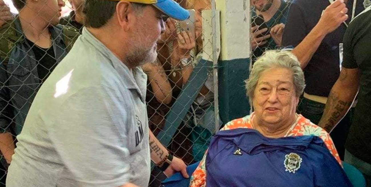 Ni las Madres de Plaza de Mayo se salvan; robaron camisetas firmadas por Maradona