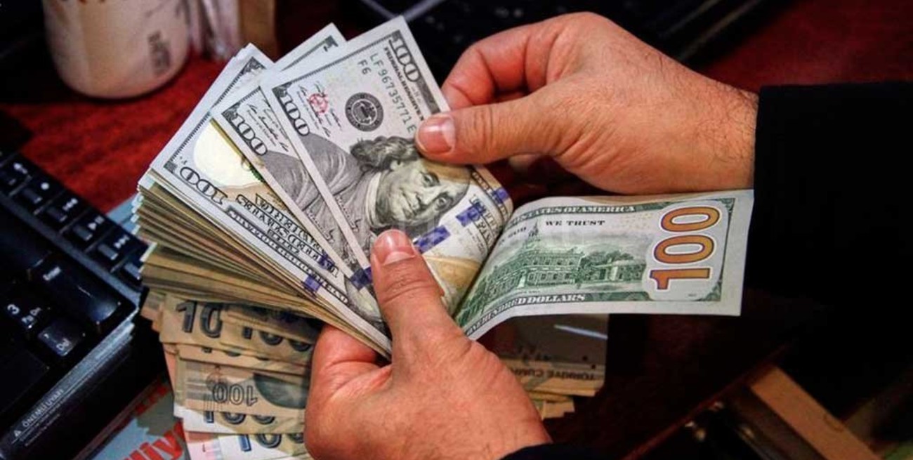 El dólar blue comenzó la semana en baja