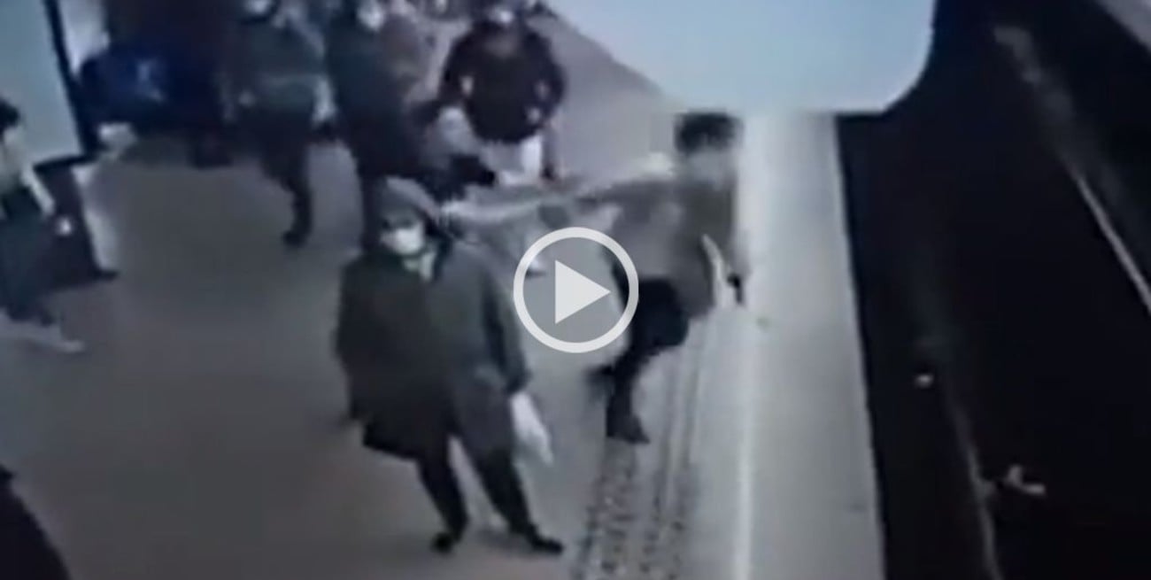 Video: el momento en que una mujer es empujada a las vías del metro en Bélgica