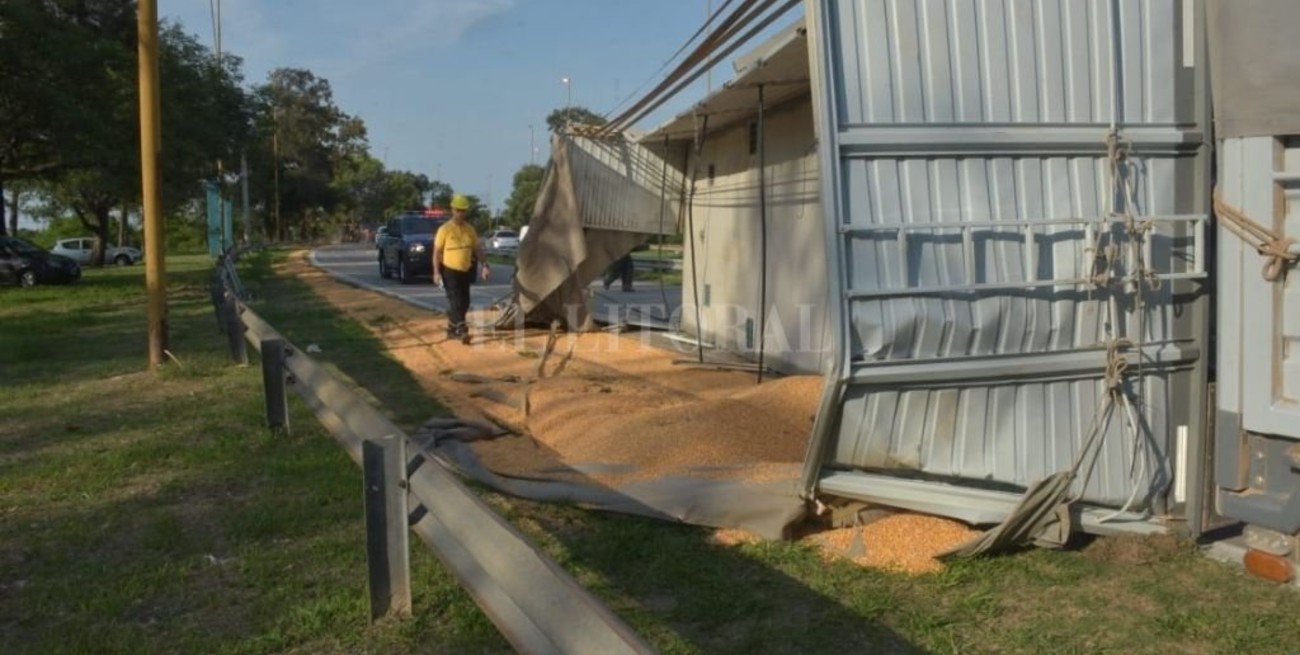 Volcó un camión en la circunvalación y la carga quedó desparramada