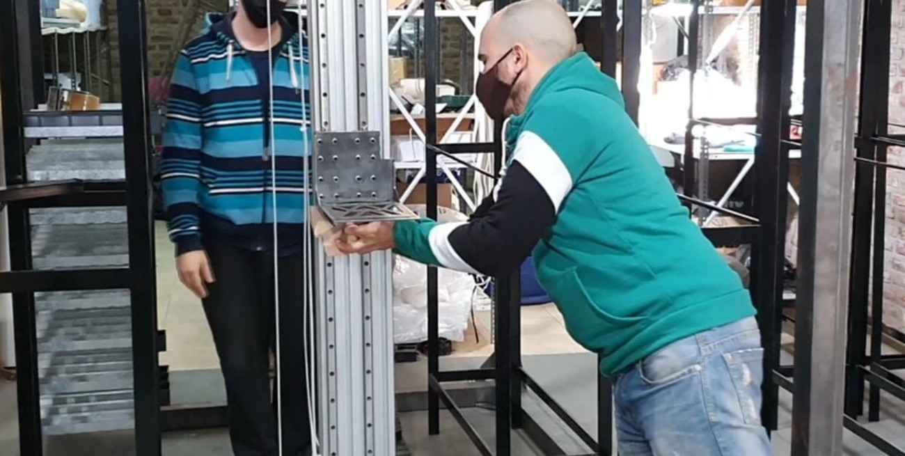 Jóvenes casildenses fabrican un brazo robótico que será único en el país