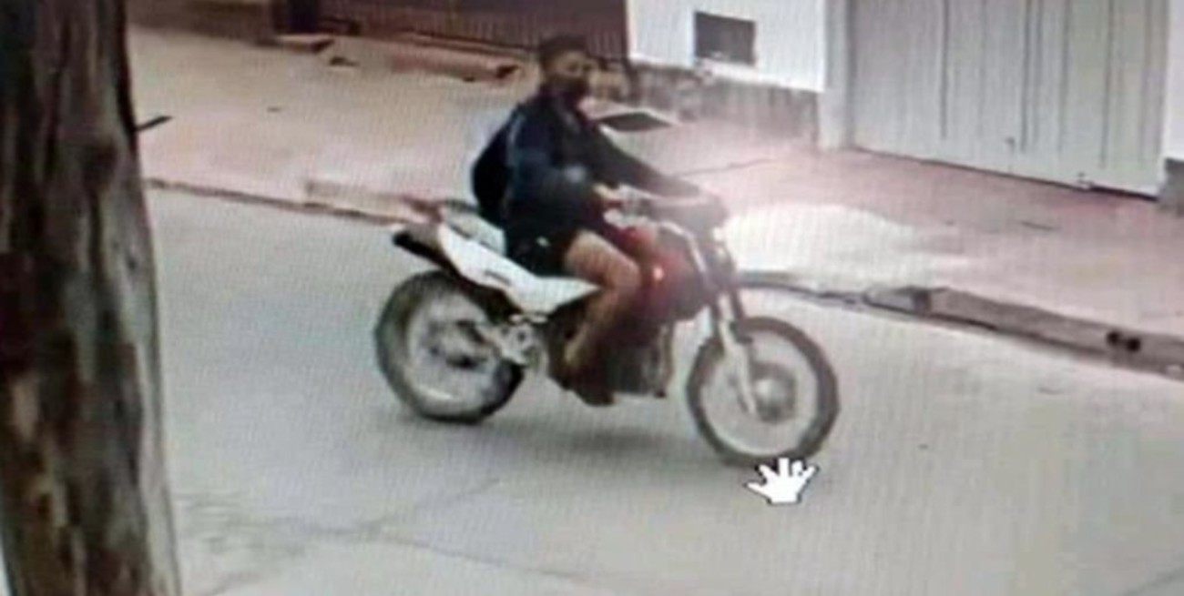 Atropelló a una nena, la arrastró y le pateó la cara para poder huir: sigue libre