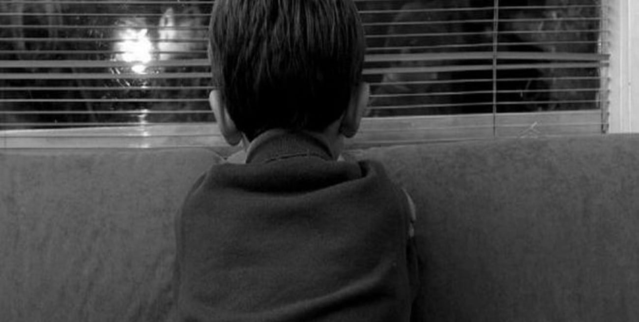 Requisaron la casa de un acusado de pornografía infantil y hallaron a un menor encerrado en un armario