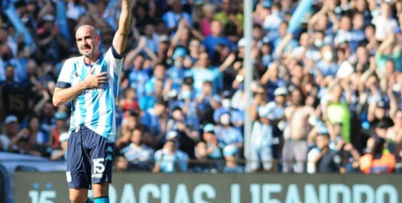 Lisandro López firmó con Sarmiento de Junín tras despedirse de Racing