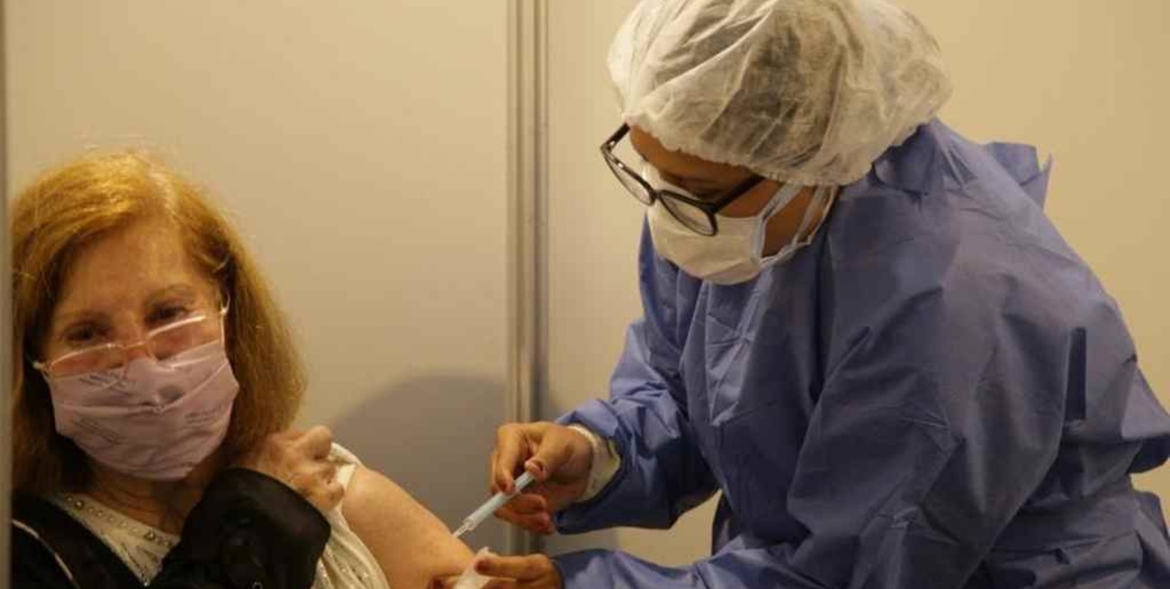 Covid-19: por el aumento de casos buscan reducir a 4 meses el plazo para la tercera dosis 