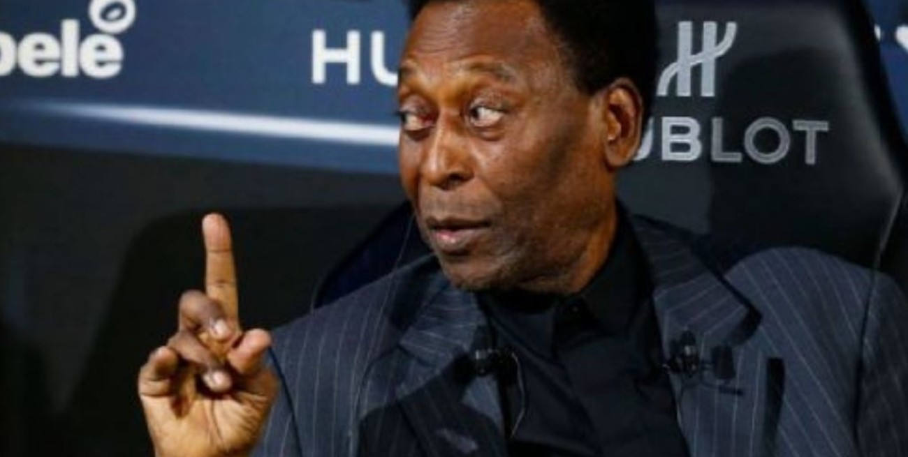 Pelé fue nuevamente hospitalizado