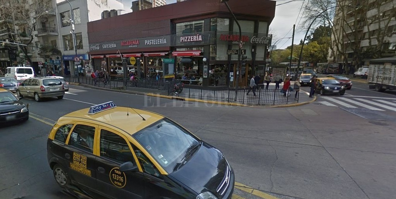 Despiden al encargado de una pizzería por maltratar, echar y correr a una pareja gay