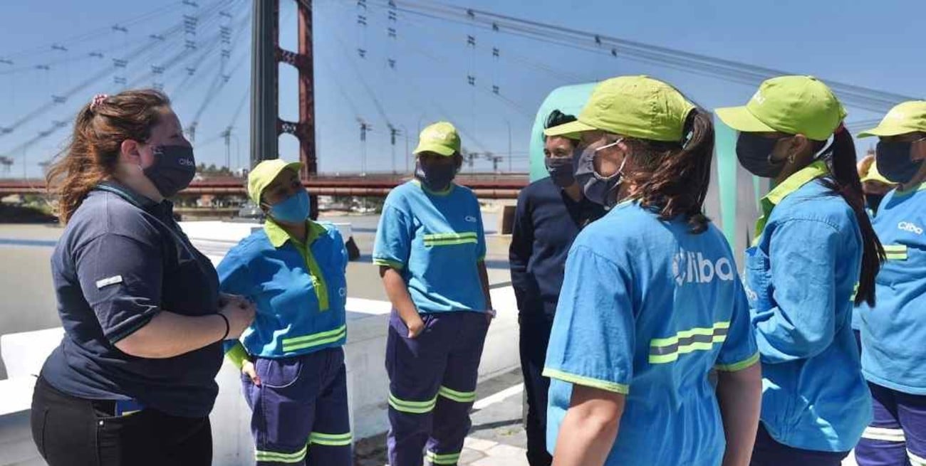 Seis mujeres a la planta de Cliba  