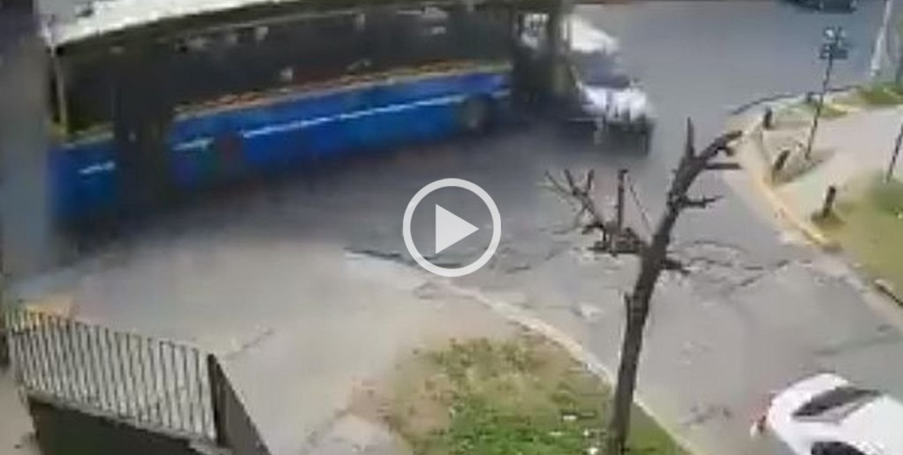 Video: chocó un colectivo y una mujer salió despedida con su bebé en brazos