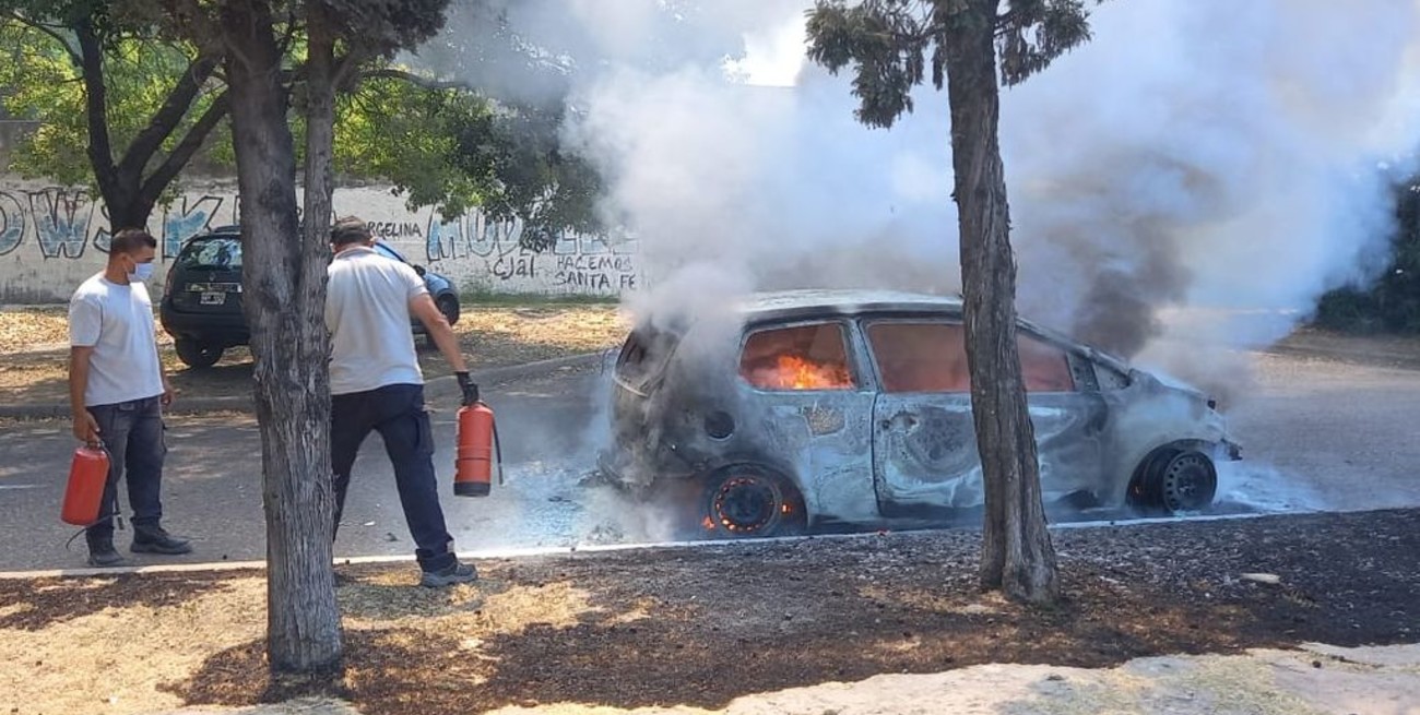Una mujer le prendió fuego a un auto en la ciudad de Santa Fe