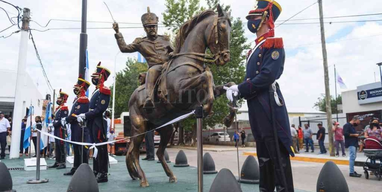 Bermúdez festejó sus 50 años como ciudad e inauguró el monumento al capitán
