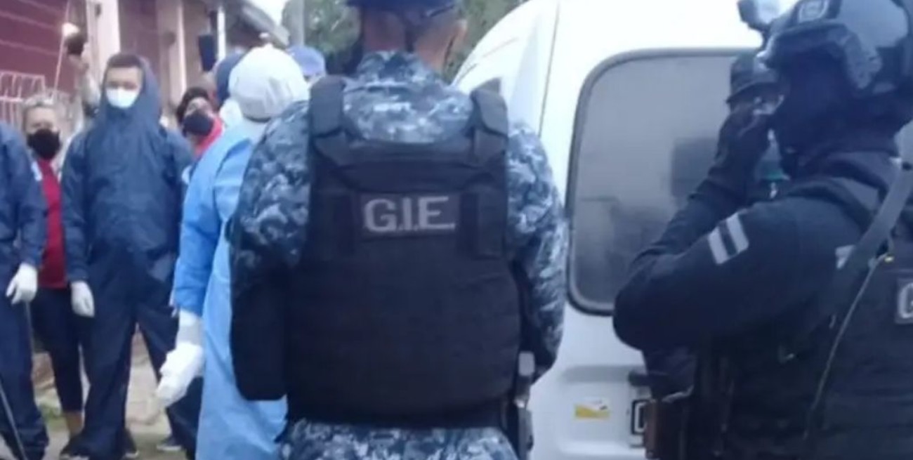 La policía se llevó a la fuerza a un hombre con COVID-19 que hacía la cuarentena en su casa