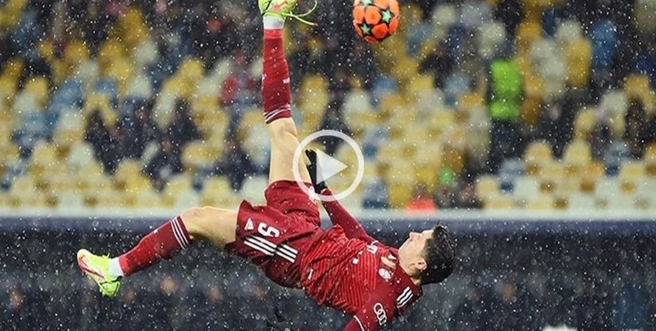 Lewandowski y un golazo de chilena en la nieve