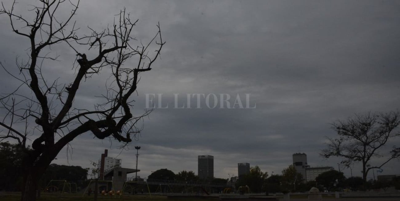 Martes nublado y caluroso en la ciudad de Santa Fe