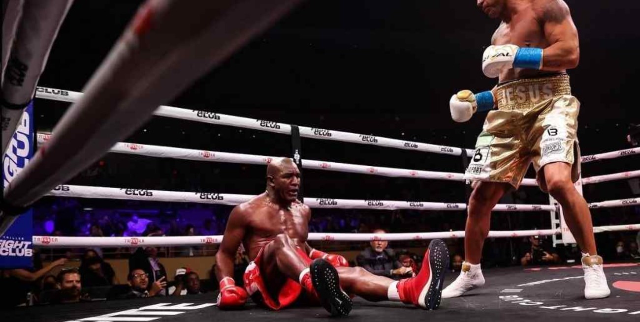 Evander Holyfield perdió por nocaut técnico durante el primer round en su regreso al ring ante Belfort 