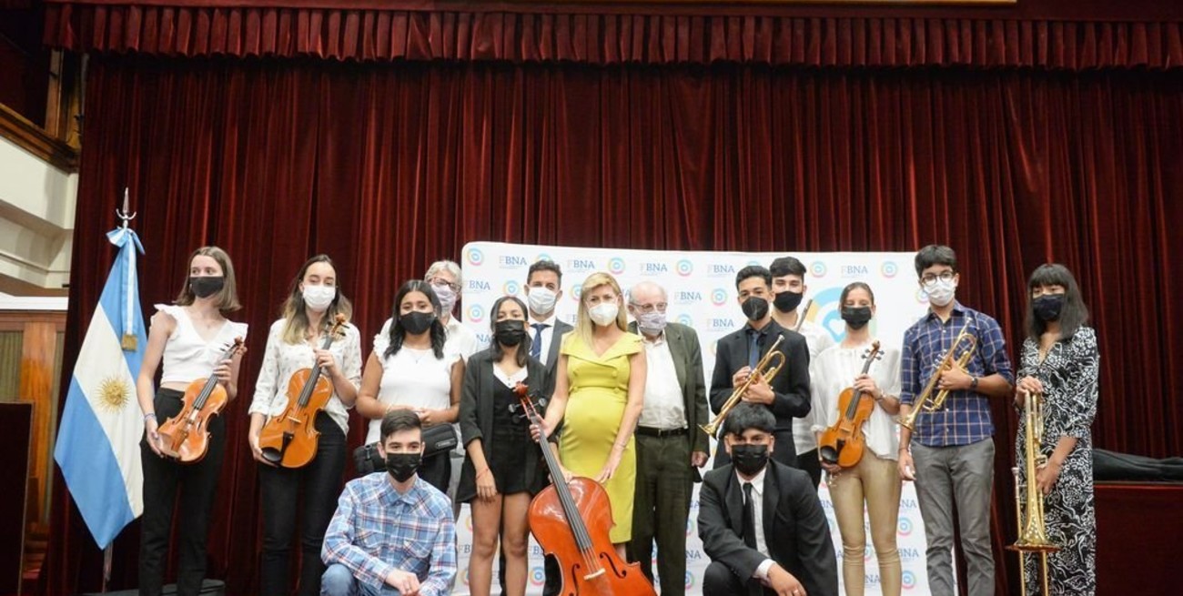 Fabiola Yáñez gestionó la entrega de instrumentos y becas a jóvenes de todo el país