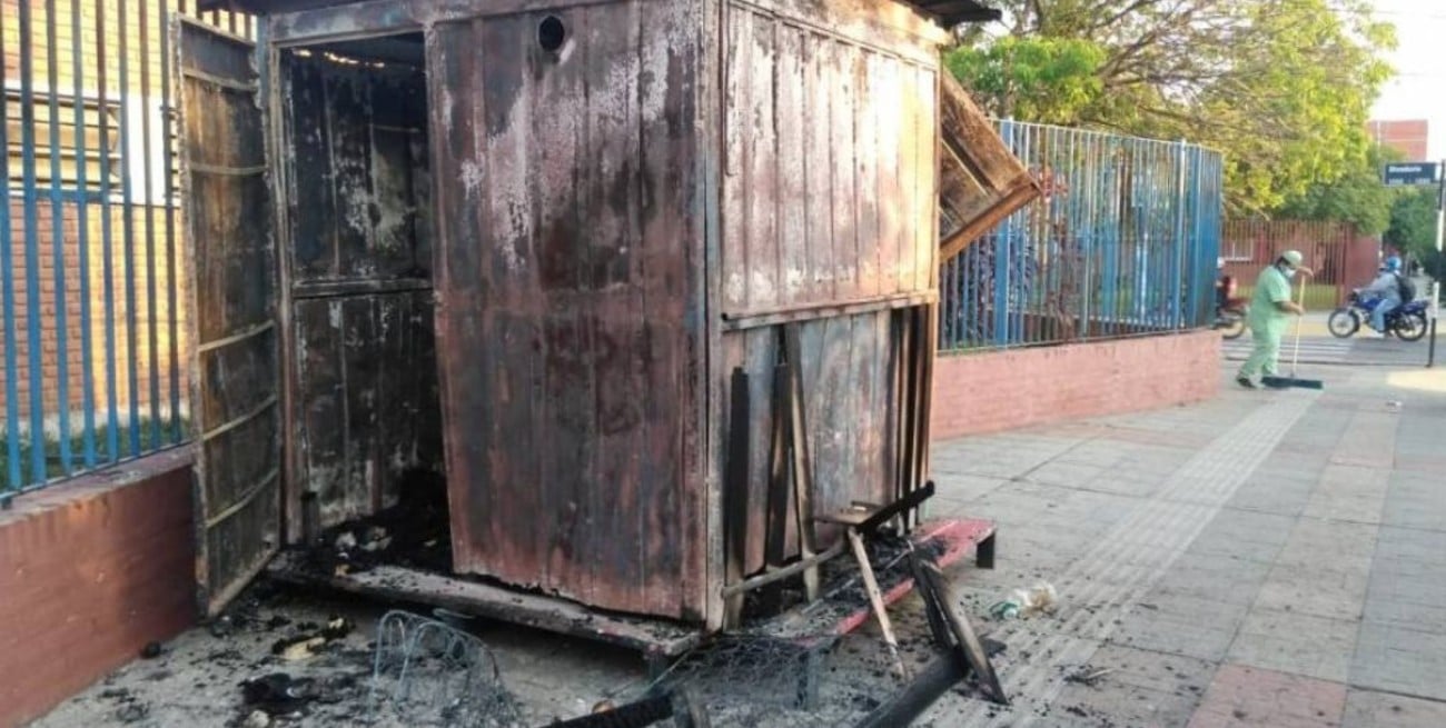 Corrientes: se incendió un kiosco de diarios en pleno centro