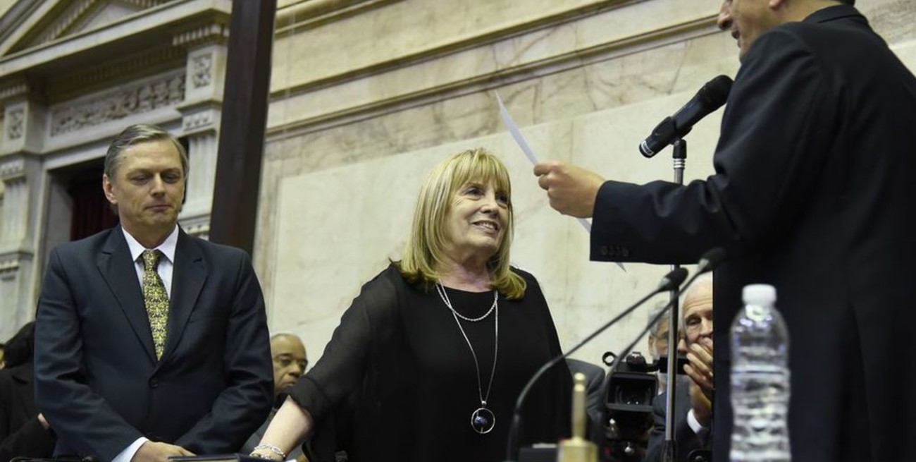 Diputados: emotiva despedida a la prosecretaria Marta Luchetta, tras 48 años en la Cámara