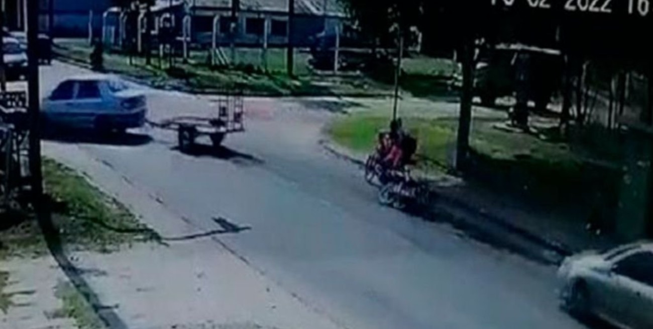 Video: un motociclista chocó en una avenida en La Paz y dejó dos heridos graves