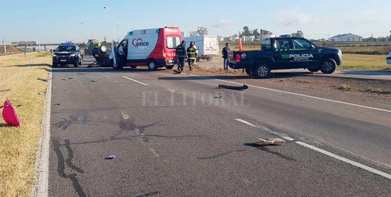 Falleció un hombre tras un vuelco en la autopista Santa Fe - Rosario