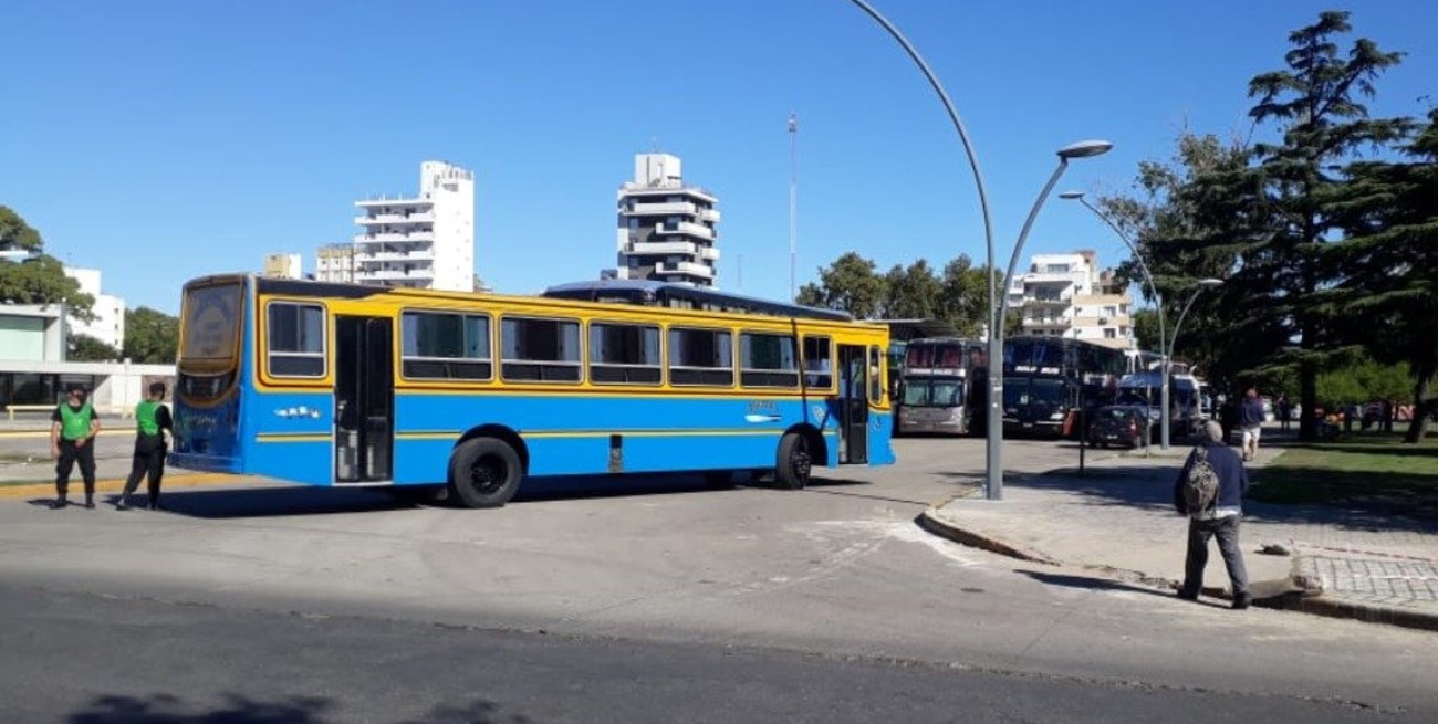 Tras dos días, se levantó el paro del turismo frente a la terminal de Rosario