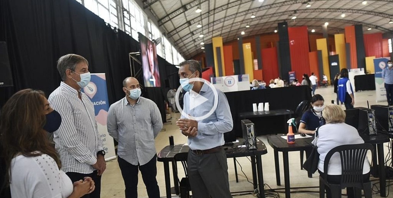 Emilio Jatón recorrió el centro de vacunación de la Esquina Encendida