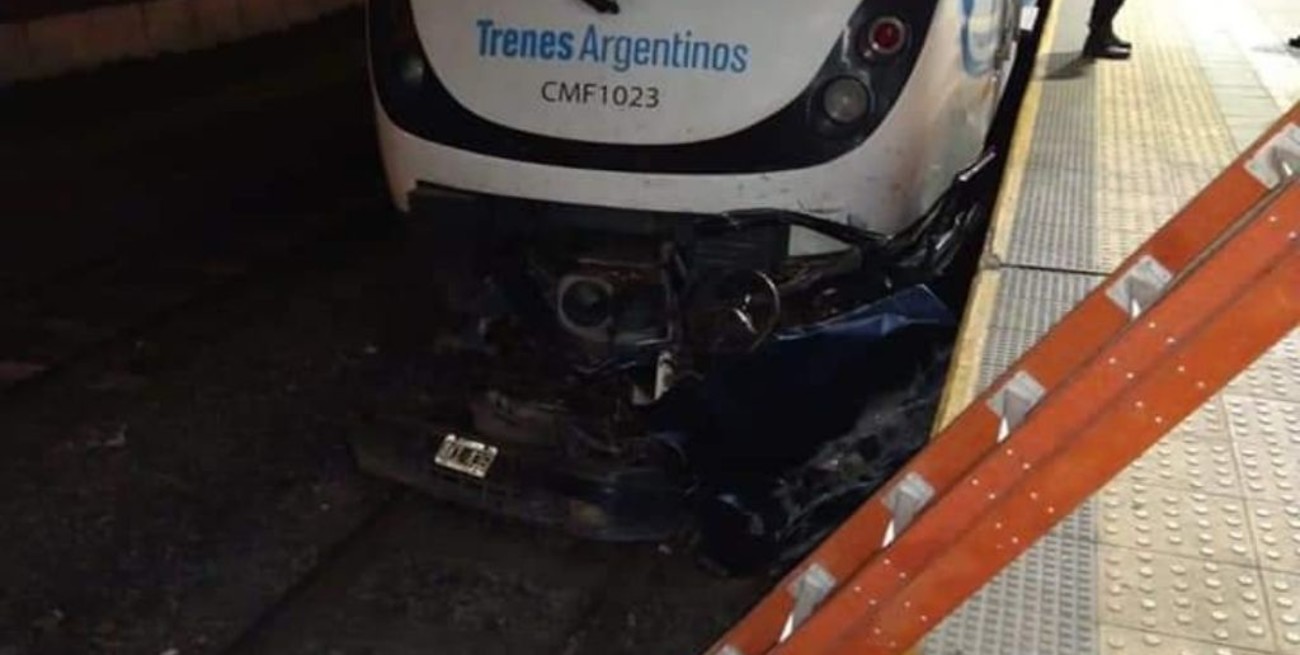 Tragedia: un tren arrolló un auto y murieron cuatro personas