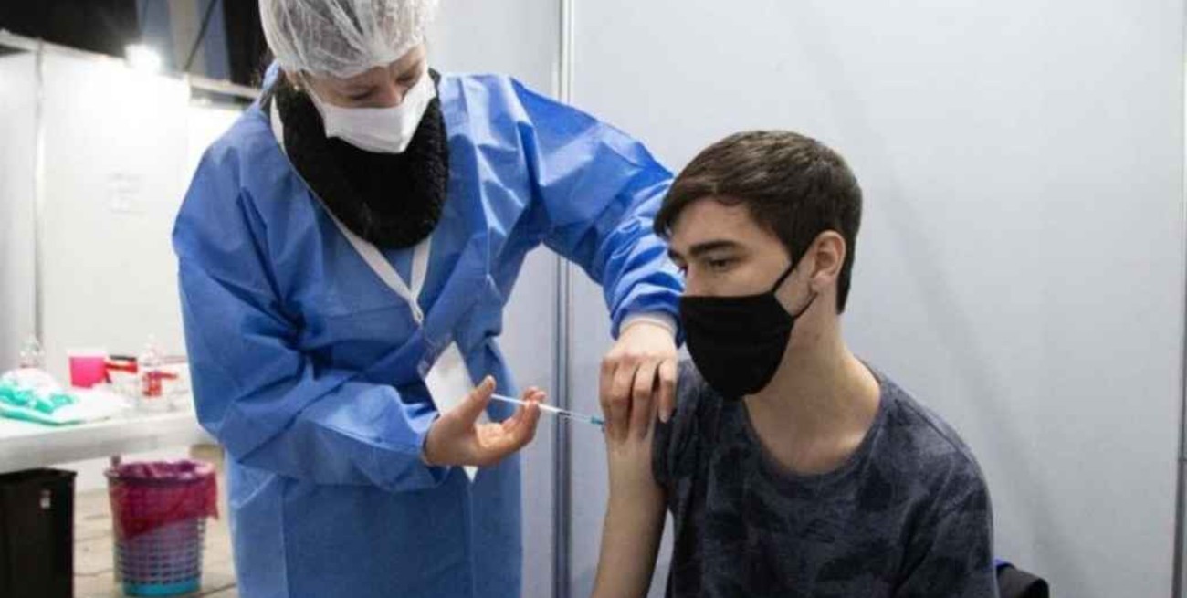 Corrientes continúa la vacunación a adolescentes con Pfizer y espera segundas dosis de Sputnik V