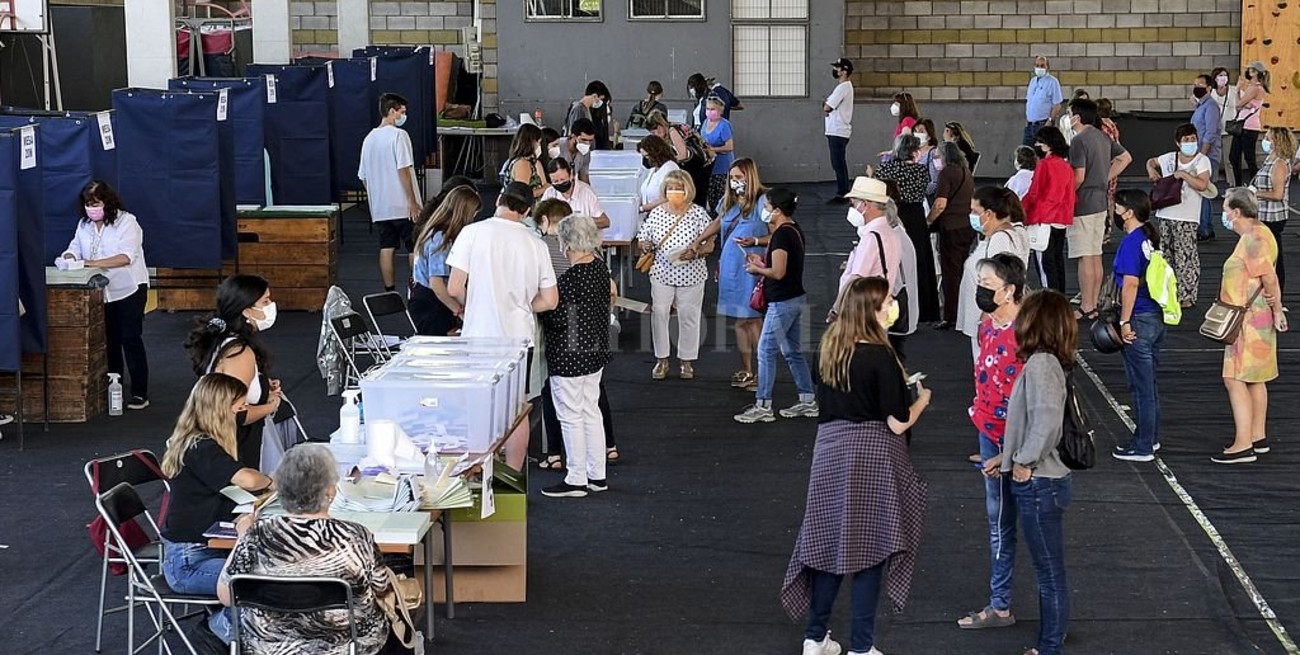 La ultraderecha y la izquierda de Chile salieron en busca del voto del centro para llegar a La Moneda