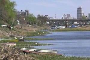 Juan Víttori Así es la vuelta. Esta es la típica postal de este barrio costero santafesino: una canoa en el río.