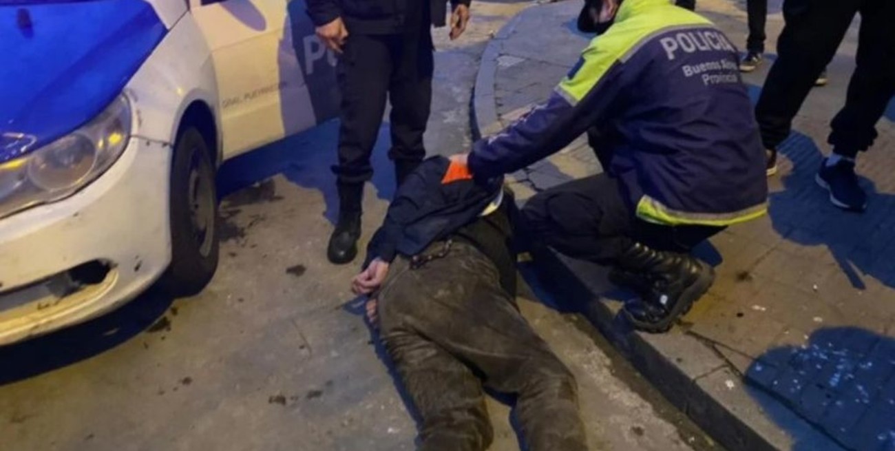 Mar del Plata: un jubilado ebrio amenazó a los pasajeros de un colectivo y atacó a uno a bastonazos
