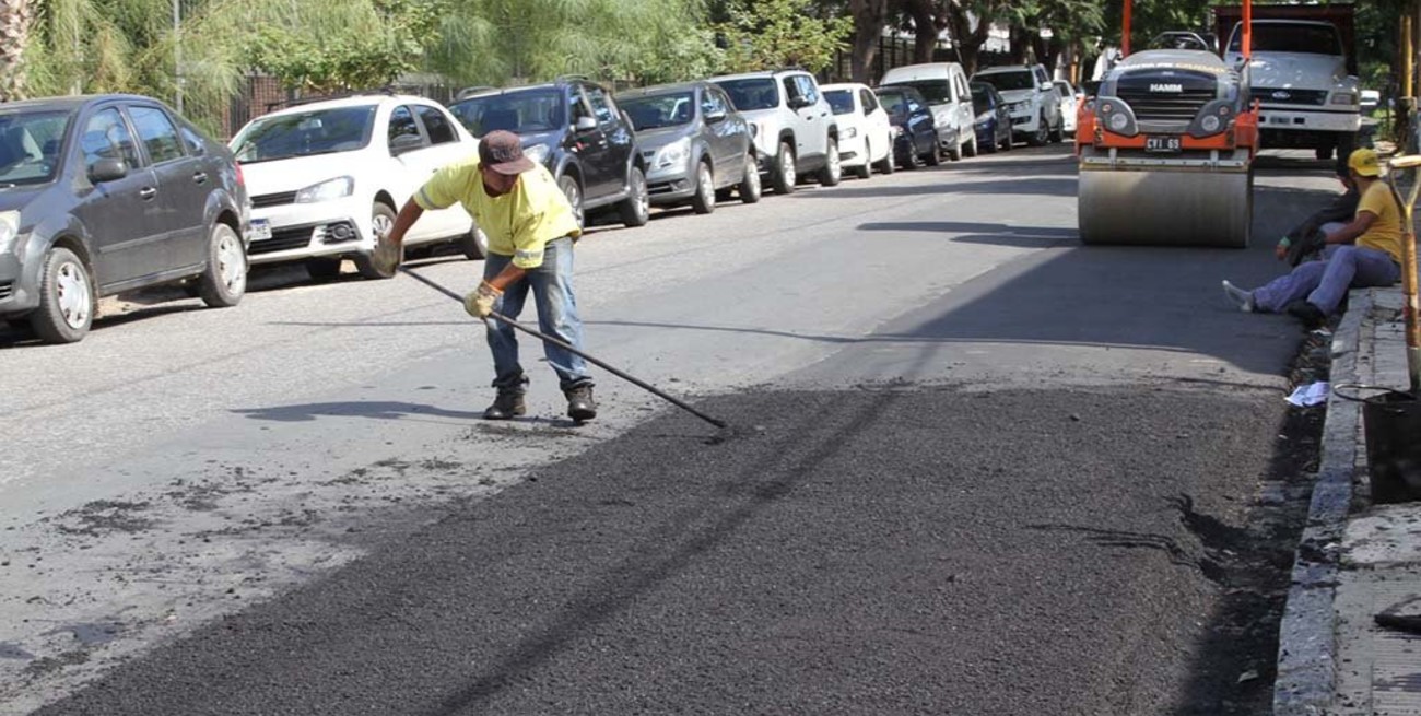 El municipio invierte más de 5 millones de pesos en bacheo asfáltico en barrio Candioti
