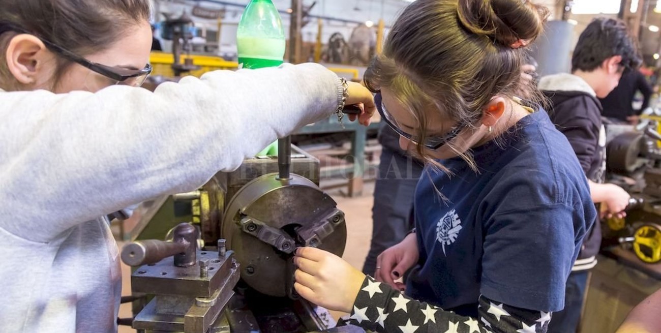 Las escuelas técnicas ganan matrícula y suman mujeres