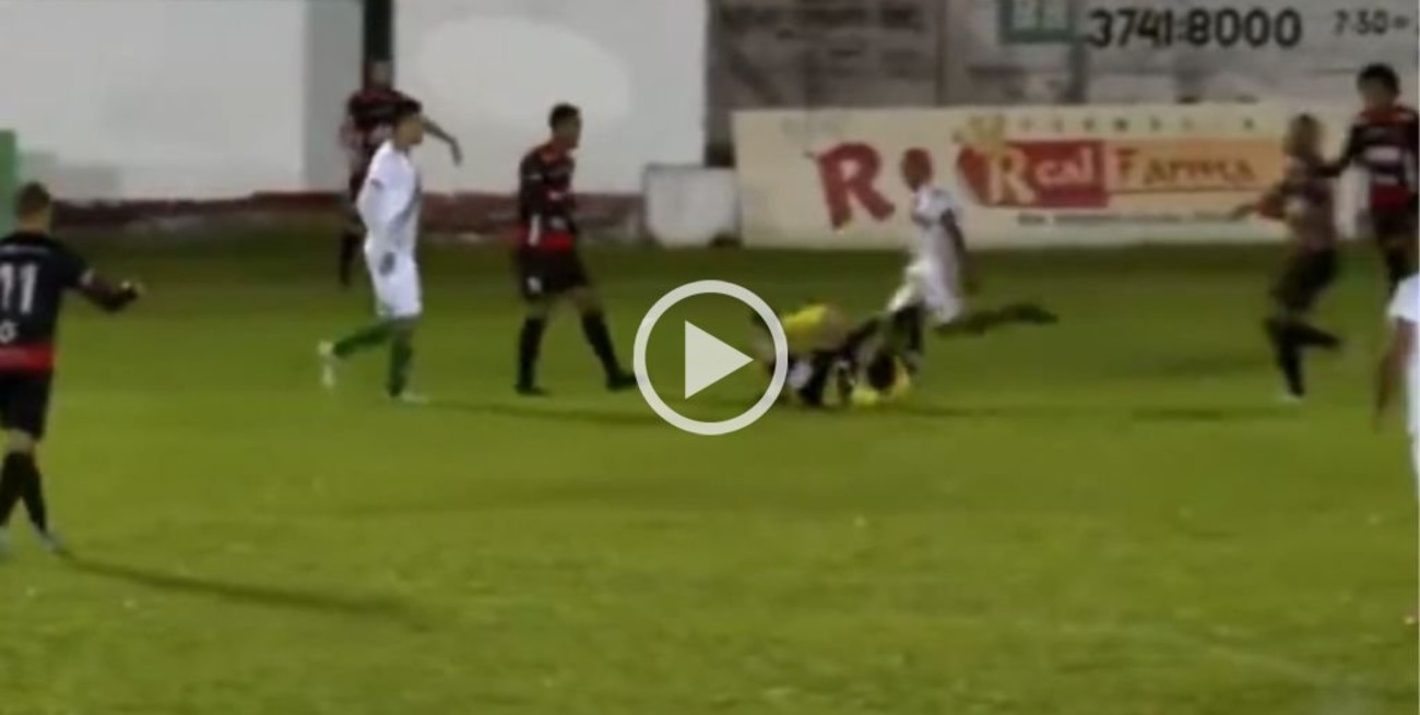 Video: le pateó la cabeza al árbitro y se fue detenido