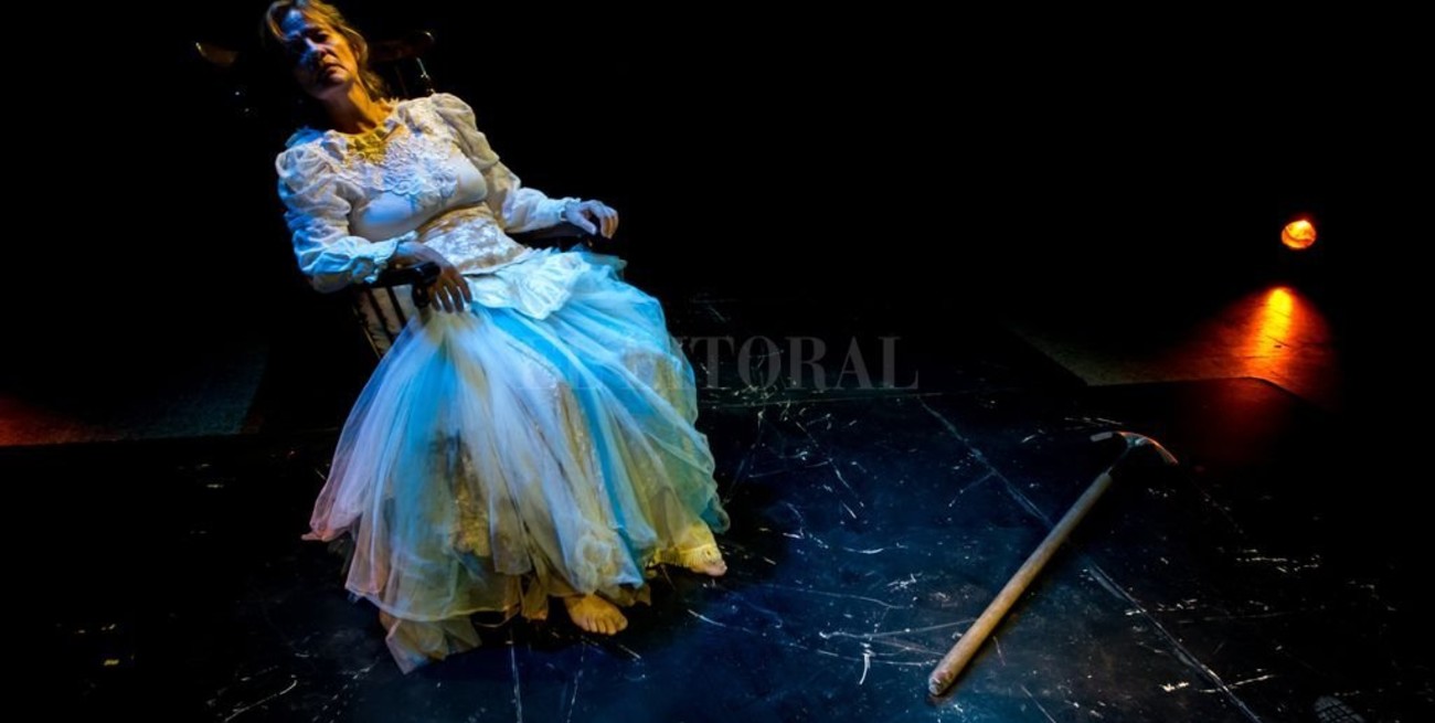 Una mujer que se enfrenta a la luna