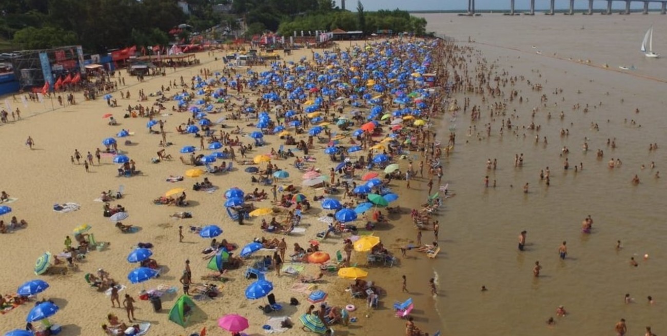 Con el río más crecido, el balneario La Florida de Rosario abre la temporada de verano
